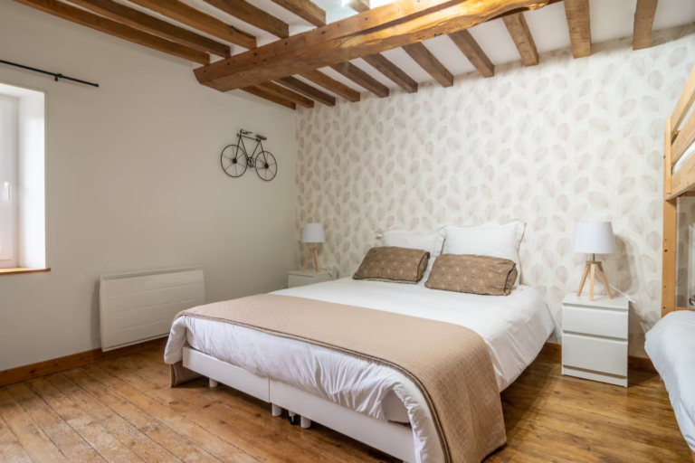 Chambre Golden - L'îlot Pomme Cottage - Gîtes et chambres d'hôtes proche de Bayeux et des plages du débarquement - DDay - Normandie - Le domaine vue du ciel - location de vacance avec piscine