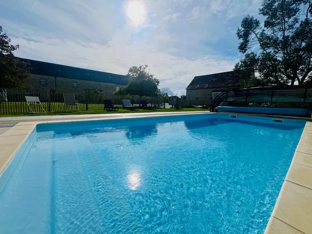 La piscine des gîtes L'îlot Pomme Cottage est ouverte d'Avril à Septembre. Proche de Bayeux et des plages du débarquement en normandie. Chauffée à 28°C et couverte pour un confort de baignade même les jours de pluie.